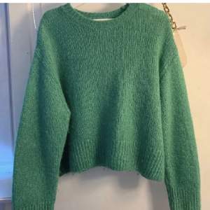 Säljer denna skitsnygga gröna stickade tröjan i alpacka ull från Hm, den är i XS men sitter ganska löst🤍 säljer för att den inte används, pris kan diskuteras🤍