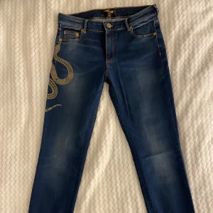 Roberto Cavali skinny jeans  - Dessa har tyvärr blivit för stora för mig, därav säljer jag dom. Det är en italiensk 42 som är ungefär mellan storlek 36/38. Dom är extremt bekväma och sitter som en smäck. Byxorna slutar lite nedanför naveln på mig och är lite långa i benen, jag är 158cm