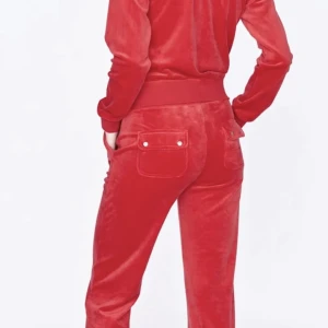 Juicy couture - Säljer ett par jättefina juicy couture byxor i färgen astor red❤️byxorna är utan framficka och är sparsamt använda. Nypris 1100:-❤️ Storlek: S 