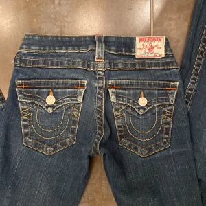 True Religion Jeans - True religion jeans stlk 26❤️ Dom är skinny men jag förtjökte göra en slit i dom. Betalning med swish