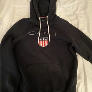 GANT hoodie - Svart GANT hoodie i storlek S. Säljer för 200kr.