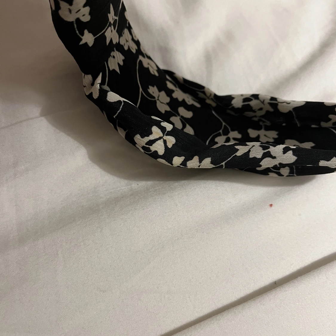 Svart diadem med vita blommor på🐚 - 91