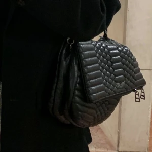 Zadig Voltaire  - Ny intressekoll på min Zadig väska. Köpt i puerto banus i Marbella. Väldigt fint skick. Köpt för cirka 4900kr (450€) valutan låg på 11, kvitto, dustbagoch äkthetsbevis finns. Kan givetvis skicka fler bilder vid förfrågan❤️