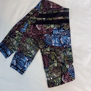 Stronger träningstights  - Säljer dessa då de ej kommer till användning💕 Har även matchande överdel, 200kr om man vill köpa de tillsammans! (100kr för separat) Ej söm på framsidan (slipper cameltoe😊) Säljer fler träningskläder💕 köpare står för  frakt, pris går att diskutera