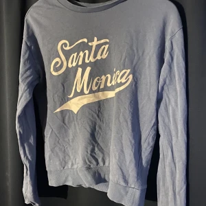 Blå långärmad - En vanlig långärmad i en superfin blå färg. Färgen är mer som i första bilden! - det är bara att kontakta mig vid frågor :))