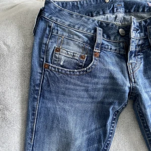 Herrlicher jeans - Säljer dessa sjukt snygga oanvända jeans ifrån herrlicher i storlek W28L32. De är raka och lågmidjade! Skriv för mer information eller bilder🌸