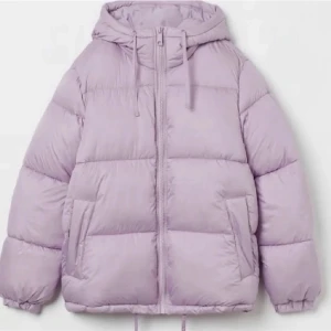 H&M Jacka - köpt förra året, inte använd super mycket men det är lite smink på den på insidan men inget som syns när den är stängd💓 250+frakt