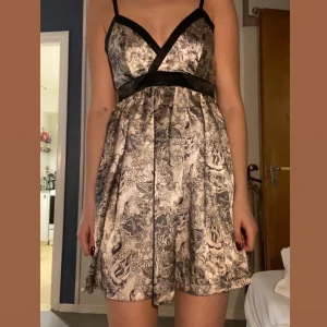 Satinklänning (glättad klänning) - Satinklänning//glättad klänning med fint mönster. Justerbara axelband. Jag är 177 för referens. Strl S! Säljer för 89kr (eller föreslå pris i kommentarerna). Fraktar spårbart eller möts upp i Stockholm! 💕