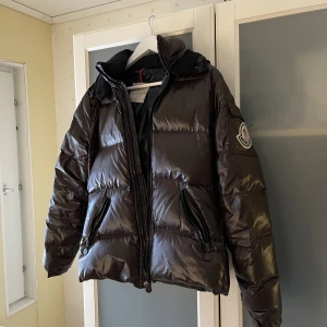 Moncler bady  - brun moncler bady jacka, dunjacka stl 3, typ S/M. Köpt på vestiare, dock ingen äkthetsgaranti därav priset. Serien inuti jackan har lossnat den får man sy/limma tillbaka. Fjällräven, Alexander mcqueen, valentino väska, arket, inuikii, colmar, ugg. 2000:-