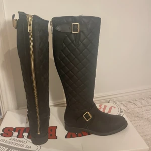 Johnny Bulls Boots - Höga Boots från Johnny Bulls Sparsamt använda så är i väldigt fint skick Storlek 37. 