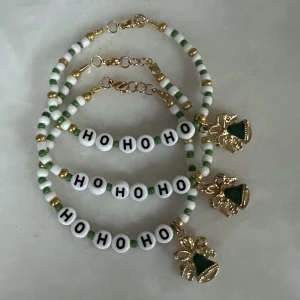 Jul armband  - Säljer nu dessa super söta armbanden! Det gröna är 17cm och kostar 65kr medans det röda är 15cm och kostar 49kr. Perfekt till julklapp eller till hemmagjord kalender till någon. Köp annars båda för 100kr. Frakt tillkommer på 15kr