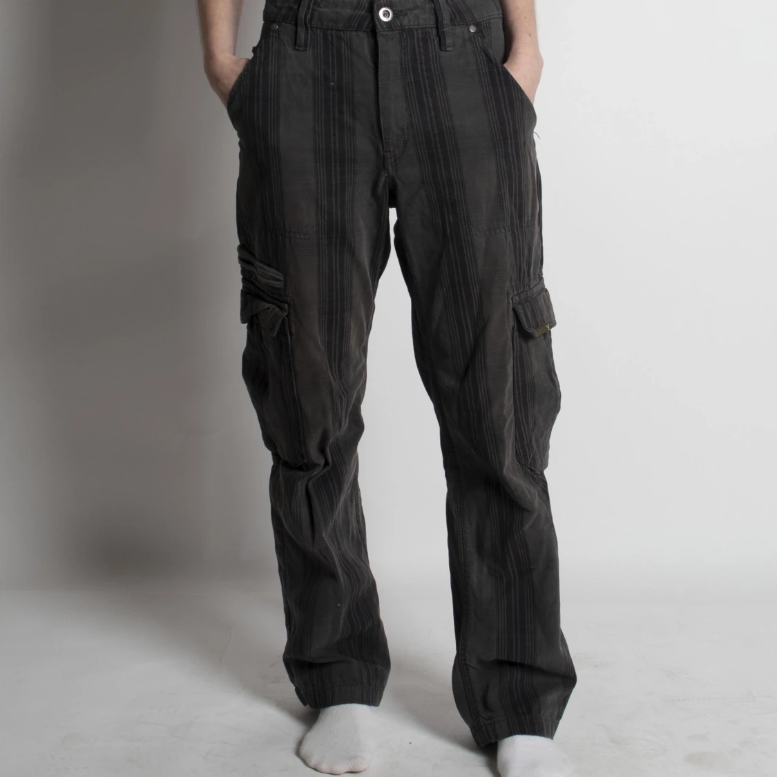 Svartrandiga cargo byxor 