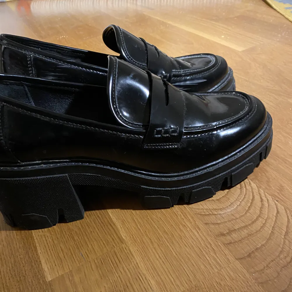 Snygga plattform loafers i bra skick. De har bara användts vid ett fåtal tillfällen utomhus. . Skor.