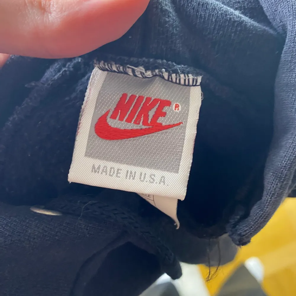 Vintage Nike Hoodie från 80-Talet i storlek Large. Tyvärr väldigt sliten och en fläck som syns på sista bilden. Made in USA med fading.. Hoodies.