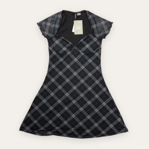 Klänning från H&M - Oanvänd rutig mesh dress från H&M med lappen kvar