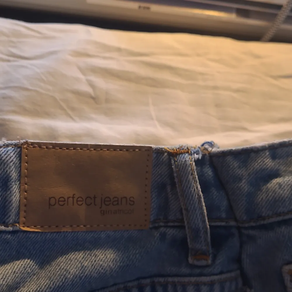 Sparsamt använda, vida perfect jeans från gina. Lite kortare i benen. Insydda i midjan.. Jeans & Byxor.