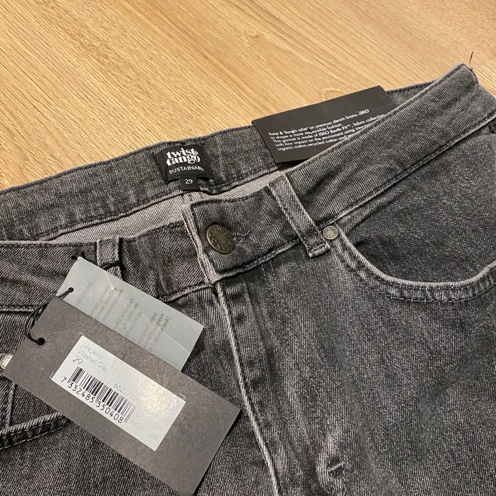 Ett par snygga jeans från Twist&Tango i modellen ”Julie”, färgen ”Washed grey” och storlek 29.   Aldrig använda pga för stora. Nypris: 1199kr   Slimfit och midwaist, vädligt stretchiga. . Jeans & Byxor.