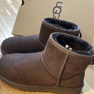 Uggs  - Säljer mina superfina uggs som är endast andvända 2 gånger därav i väldigt bra skick och inga defekter. Buda gärna och skriv privat för fler bilder. Nypris 1999kr