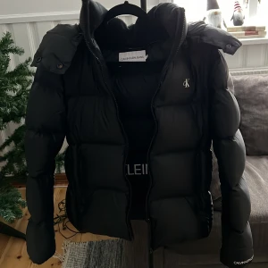 Puffer Jacket  - Säljer denna super fina dunjacka från Calvin klein. Har använt den ett fåtal gånger förra året, säljer den pga att den är för liten för mig. 