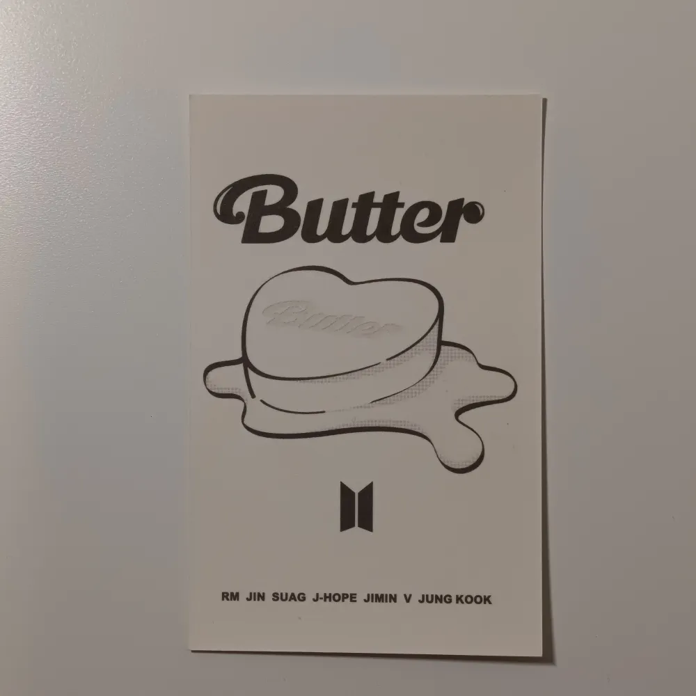 Bts lomo card Butter: Grupp kort. I nyskick och superfin, passar till att ha i genomskinliga mobilskal eller som dekoration av ditt val. 20 + frakt💕 Inte pc.  Skickar bild innan jag postar. Frakten för icke spårbar: 15 kr  . Accessoarer.