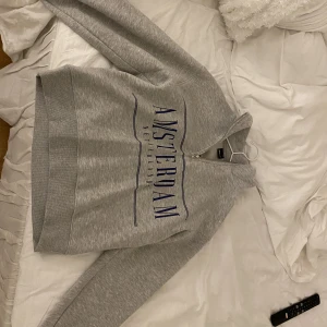  collage tröja  - En helt oanvänd tröja ifrån Gina svin cool❤️kommer inte till användning:/ storlek xs men sitter mer som s