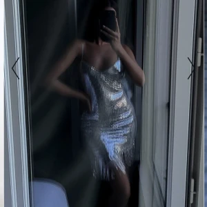 Nyårsklänning   - Utsåld klänning som är helt ny med lapp, köpt för 499kr på NAKD för typ en månad men råkade kasta bort retursedeln innan jag bestämde mig. Super fin passform och skulle säga att det är en xxs/xs men skulle nog kunna passa en s också.