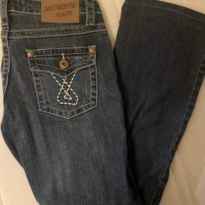 Intressekoll på ett par jättefina jeans som jag köpte secondhand. De är bootcut och har coola fickor!!skriv vid intresse.