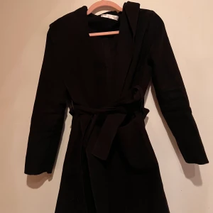 Kappa - Säljer nu min fina kappa med luva då den blivit för liten. Använd ett fåtal gånger så den är i väldigt bra skick. Storlek S/M men skulle säga att den är liten i storleken. 