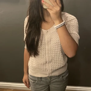 Kofta/tröja från H&M - Säljer min jättesnygga kortärmade tröja från H&M som är i färgen ljusrosa och har bara använts ett få tal gånger! Den är även ganska varm och har knappar. Priset kan ändras! Kan även posta. 