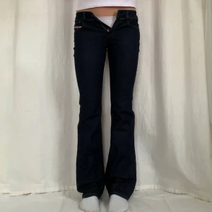 Lågmidjade jeans - !Använd köp nu om du vill köpa/kontakta mig privat! Bootcut jeans från diesel Midja:75 Innerbenslängd:82,5  Jag är 169 med W28 som referens (Knapp saknas)