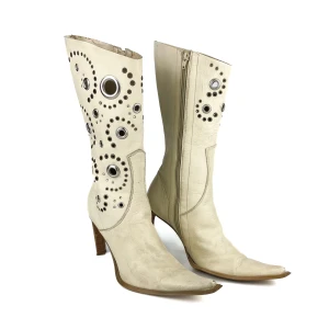 Vintage Y2K 90s 00s Novita real leather pointy toe high heels mid calf boots in off white size 38 EU - Vintage Y2K 90s 00s Novita real leather pointy toe high heels mid calf boots in off white.  Badass boots, but multiple flaws. The lining peeling off, stains and scratches. Label: 38, fit true to size. Ask for full description. No returns.
