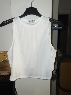 Crop top - Vit croppat linne i stl M från Nelly med prislappar kvar. Köparen står för frakt!