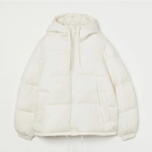 Jacka  - Säljer min fina vita vinterjacka från HM, den är sparsamt använd så fortfarande väldigt fin! 