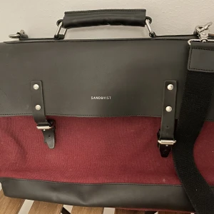 Sandqvist Väska - Sandqvist Jones i röd Köpte i en stample kollektion men har barat legat i garderoben och dammat Använd kanske 3 gånger. 