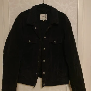 Ribbad Mocka jacka från Jack&Jones - Säljer min ribbade Mocka jacka ifrån Jack&Jones! Nypriss 900kr  Fler bilder eller frågor? Bara att skriva💯