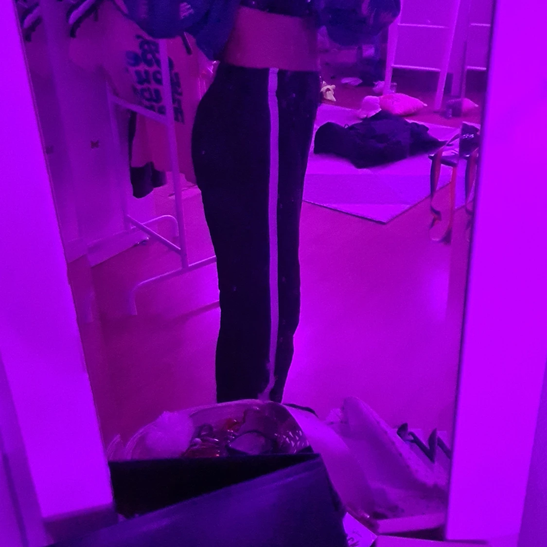 Ett par svarta mjukis byxor med wn vit rand - 90