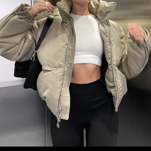 Weekday short puffer jacka XS  - Kort puffer jacka från weekday storlek xs. Använd ett fåtal gånger i fint skick. 