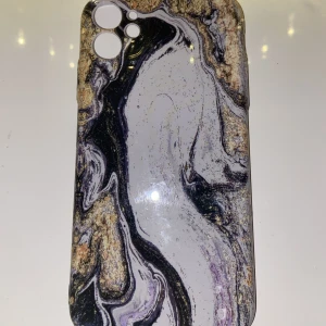 Iphone skal - Detta är ett Iphone 11 skal det kommer från ideal of sweden, den som är ny för jag använde den när jag inte hade nå skal💕