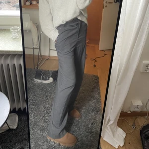 Gråa kostymbyxor - Vida gråa kostymbyxor. Super sköna och snygga på men har aldrig kommit till användning så skicket är som nytt.