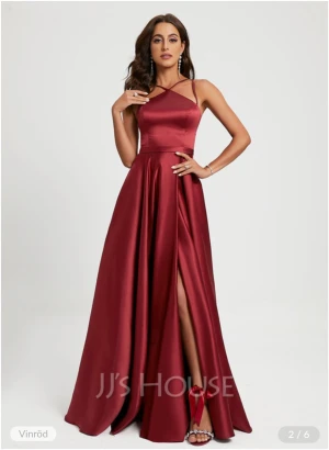 Aftonklänning  - Storlek 36 köpt från JJ House. Använd bara 1gång i ett par timmar. 