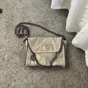 Stella mccartney väska - Säljer denna super fina stella mccartney liknande väskan som jag har köpt i Spanien! Aldrig använd! Säljer i fler färger o modeller så kolla min profil! 🤍🤍