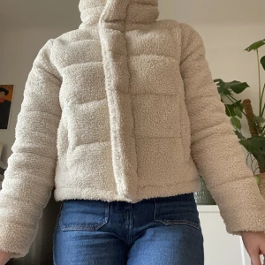 Vinterjacka i Teddy från Abercrombie & Fitch - Säljer min otroligt gosiga vinterjackan från Abercrombie & Fitch då den blivit förliten. Den är väldigt varmt fodrad med en hög krage. Insidan är i mjuk trikå, den har två sidofickor och försluts framtill med dragkedja och knappar. Mycket fint skick!