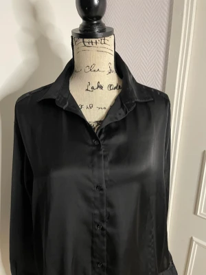 Kj - Säljer skjorta som köpt till jobbet  Säljer i befintlig skick  Tyg polyester  St S Men rimligt 