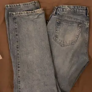 Säljer minalowwaisted arrow jeans från Weekday. SÅ SÅ trendiga! Säljer pågrund av att jag har beställt ett liknande par. Jag är ca 160 och som ni ser är jeansen väldigt långa på mig (sitter perfa på min kompis som är 165)😊 (ord. pris: 590kr)