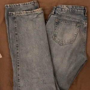 Low Arrow Jeans - Säljer minalowwaisted arrow jeans från Weekday. SÅ SÅ trendiga! Säljer pågrund av att jag har beställt ett liknande par. Jag är ca 160 och som ni ser är jeansen väldigt långa på mig (sitter perfa på min kompis som är 165)😊 (ord. pris: 590kr)