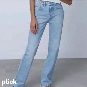 Säljer dessa otroligt snygga zara midrise jeans ljusblå som tyvärr var för små för mig. Är i jättefint skick utan defekter ☺️