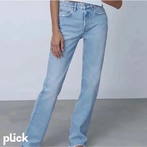 Zara midrise jeans  - Säljer dessa otroligt snygga zara midrise jeans ljusblå som tyvärr var för små för mig. Är i jättefint skick utan defekter ☺️