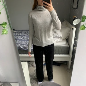 Zara tröja med krage i storlek s  - En långärmad tröja med krage i storlek s från zara (den är ganska tunn) 