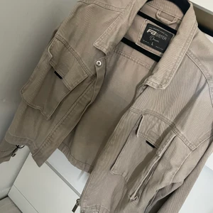 Häftig jacka - Denna jackan är skön tillsammans me en tröja/hoodie och ett par jordans till Så blir det skit snyggt. använd, fast ändå i väldigt bra skick. den är annorlunda och snygg men använder den dock inte lika ofta som förr. Billigt pris så köp en cool jacka ;) 