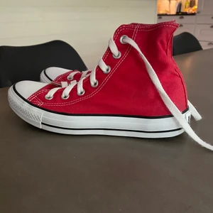 Converse - Röda höga converse som är i bra skick💗
